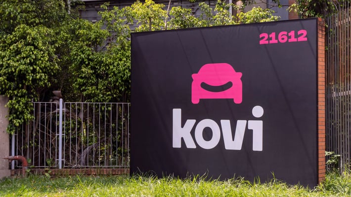 Placa da loja com o logo 'Kovi